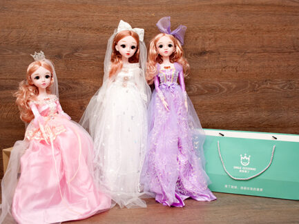 Кукла принцесса на шарнирах музыкальная (руки, ноги сгибаются) в подарочном пакете 60см.(без выбора)